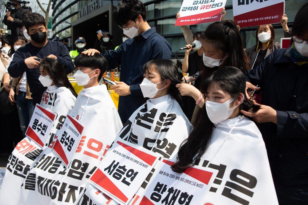 Studenti obrijali glave u znak protesta zbog odluke Japana