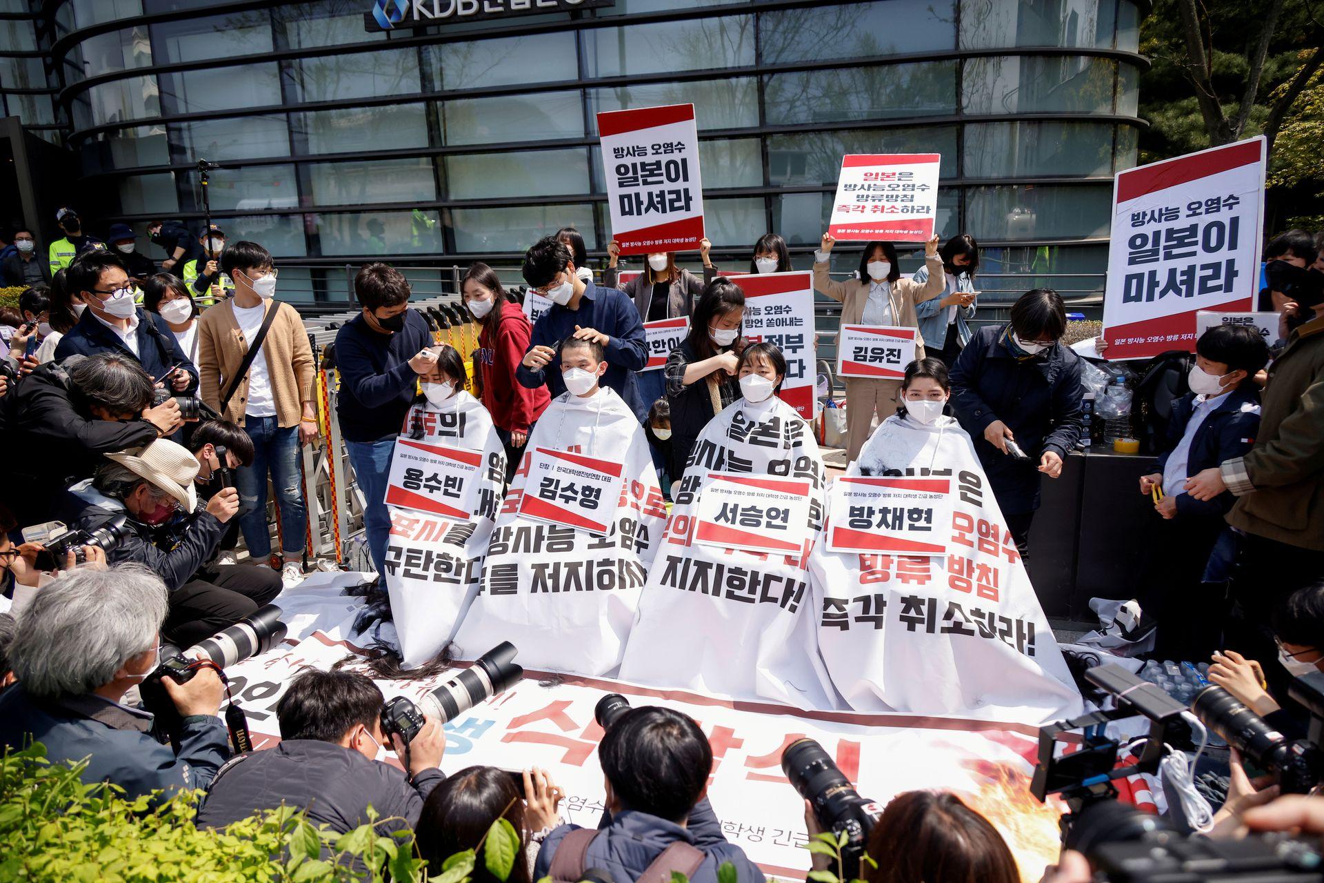 South Korea university students gets their heads shaved during a protest against Japan?s decision to release contaminated water from its crippled Fukushima nuclear plant into the sea, in front of the Japanese embassy, in Seoul, South Korea, April 20, 2021. - Avaz