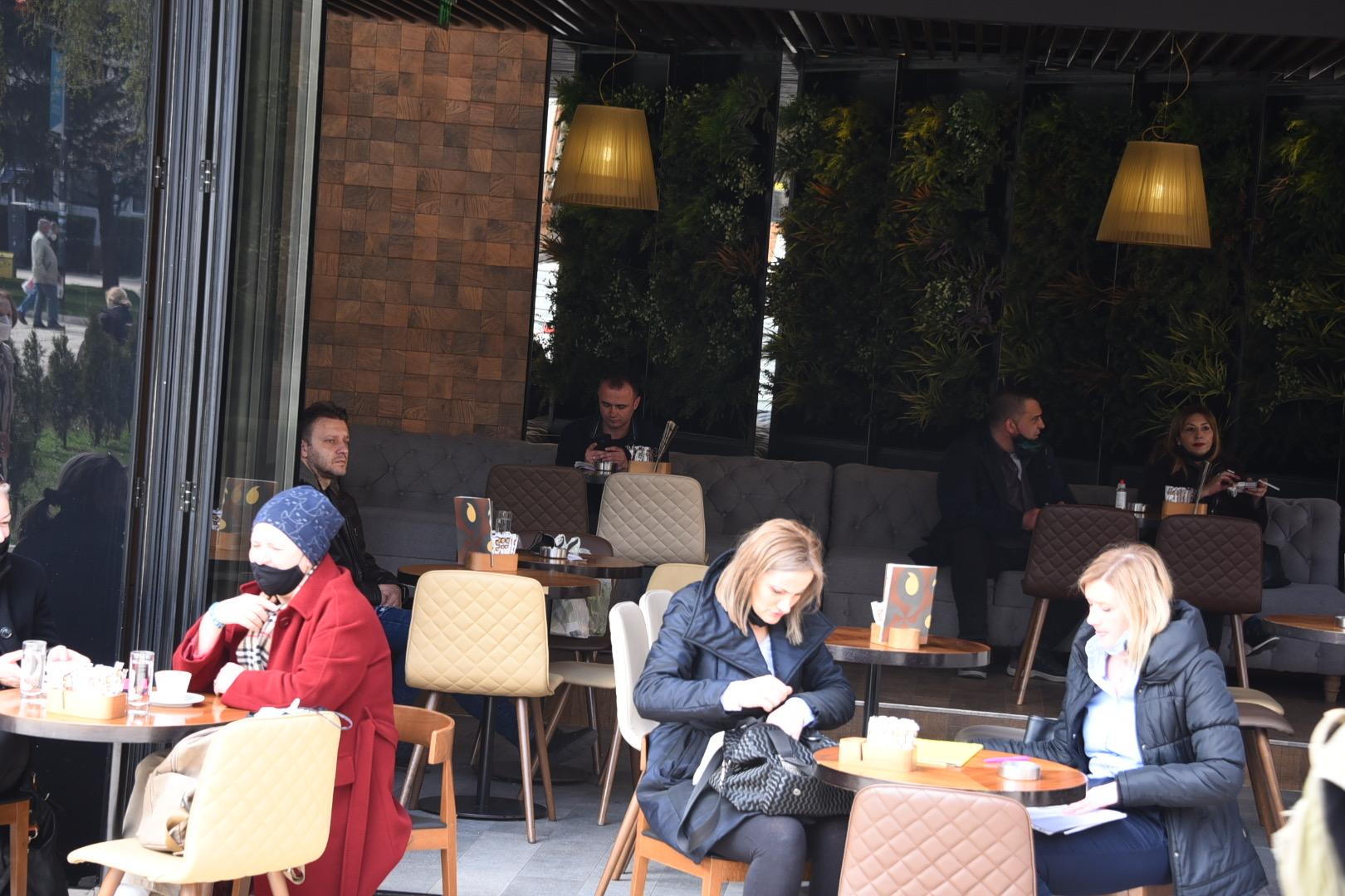 Sarajlije požurile na kafu, ponovo otvoreni kafići i restorani