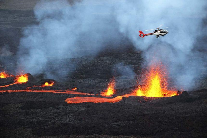 A helicopter flying over Piton de la Fournaise volcano as lava erupts on April 10, 2021, on the French Indian Ocean island of Reunion - Avaz