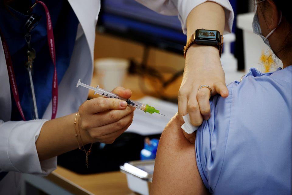 A health worker gets a dose of the Pfizer-BioNTech coronavirus disease (COVID-19) vaccine at a COVID-19 vaccination center in Seoul, South Korea, March 10, 2021. - Avaz