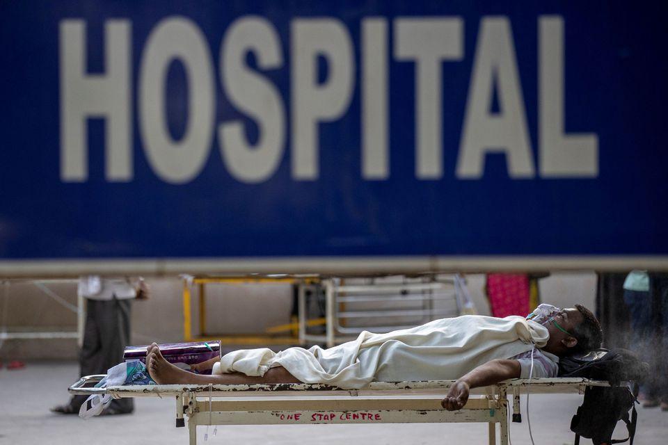 A patient suffering from the coronavirus disease (COVID-19) waits to get admitted outside the casualty ward at Guru Teg Bahadur hospital, amidst the spread of the disease in New Delhi, India, April 23, 2021. - Avaz