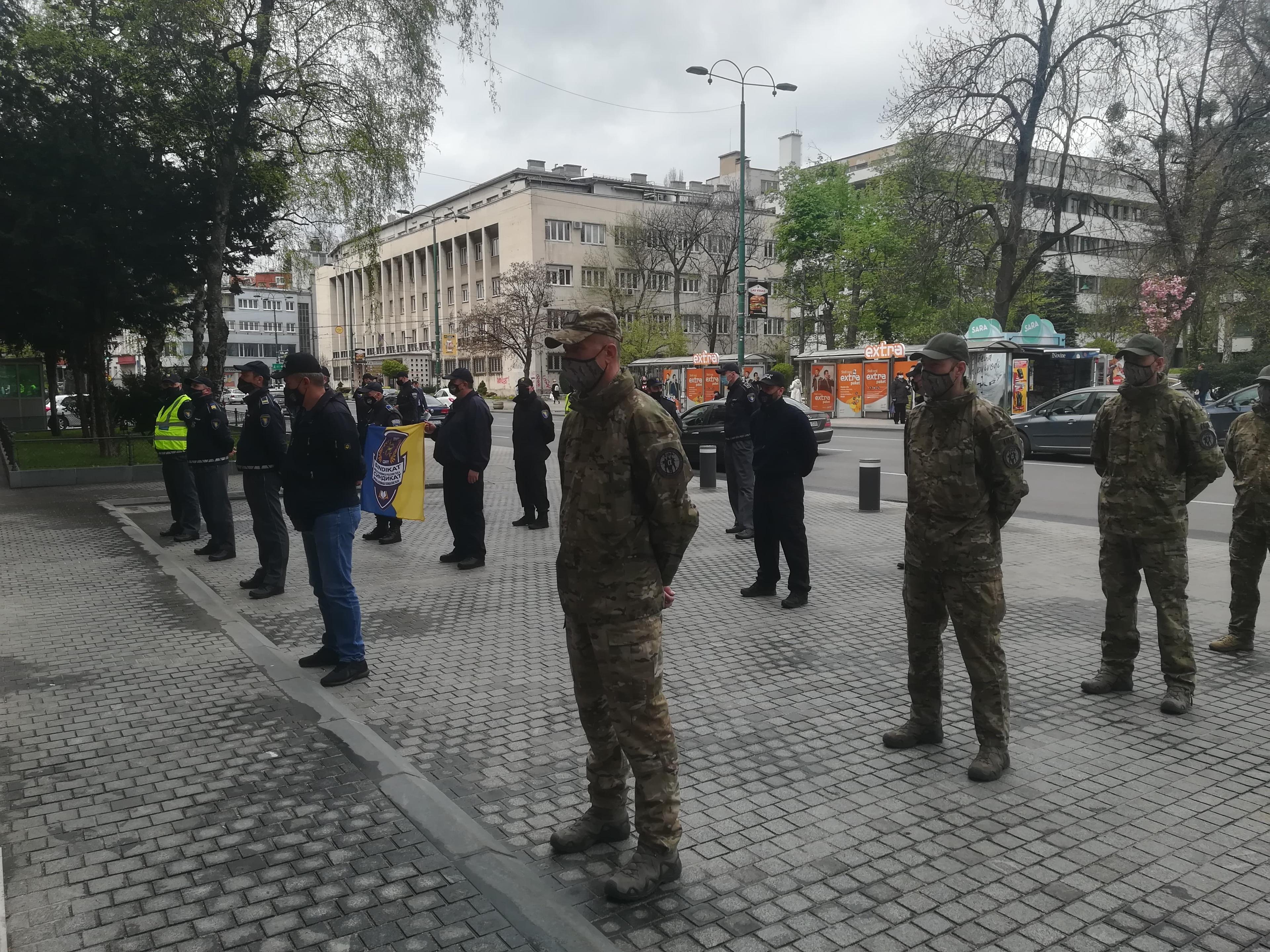 Policija ispred Predsjedništva BiH: Traže veće plate