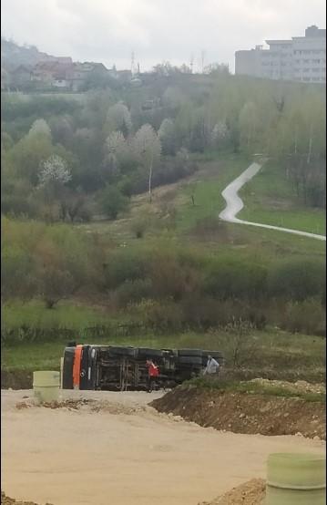 Prevrnuo se kamion na gradilištu Prve transverzale na Šipu