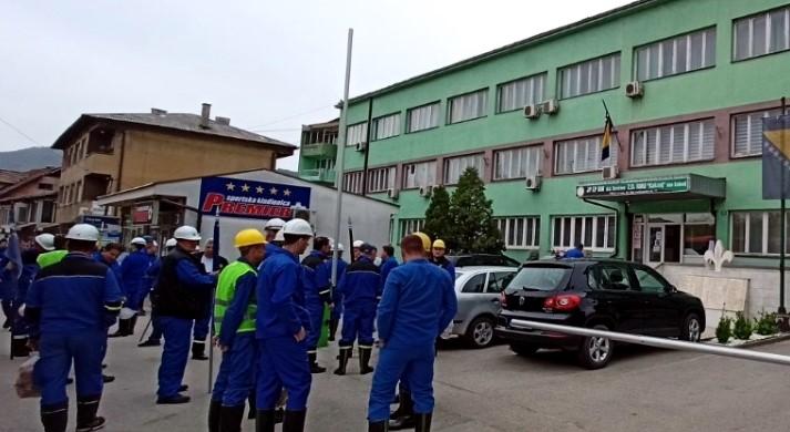 Čestitali pranik rada i odputovali u Sarajevo: Kakanjski rudari krenuli na mirni protest pred Federalnu Vladu