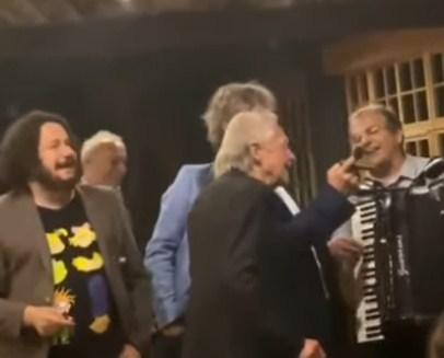 Pogledajte kako Peter Handke, Emir Kusturica i Muharem Bazdulj pjevaju Halidovu "Romaniju"