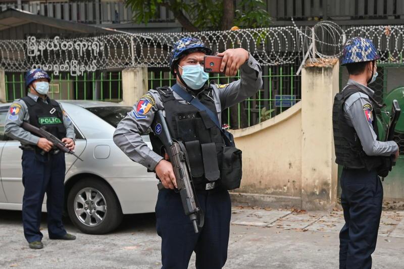 Police officers are seen outside Kamayut township court where the hearing of a group of journalists who were detained during anti-coup protests is scheduled, including that of Associated Press journalist Thein Zaw, in Yangon March 12, 2021. Thai police said on Tuesday they would deport three journalists and two activists back to Myanmar, where they would face certain arrest. - Avaz