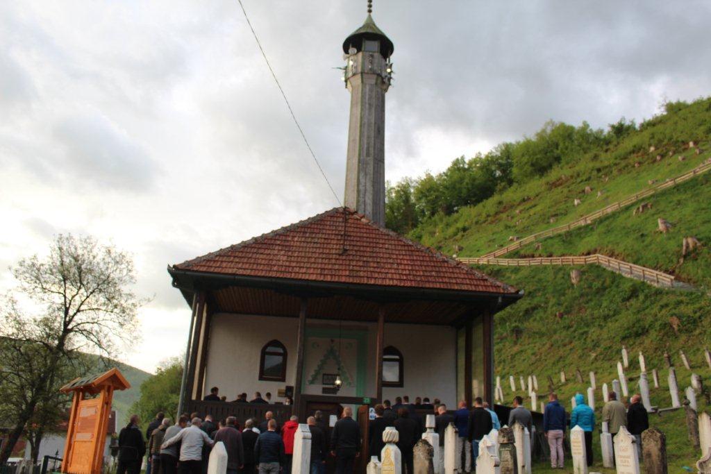 U Fojnici se bajram-namaz klanjao i ispred džamija, u haremima i na ulici