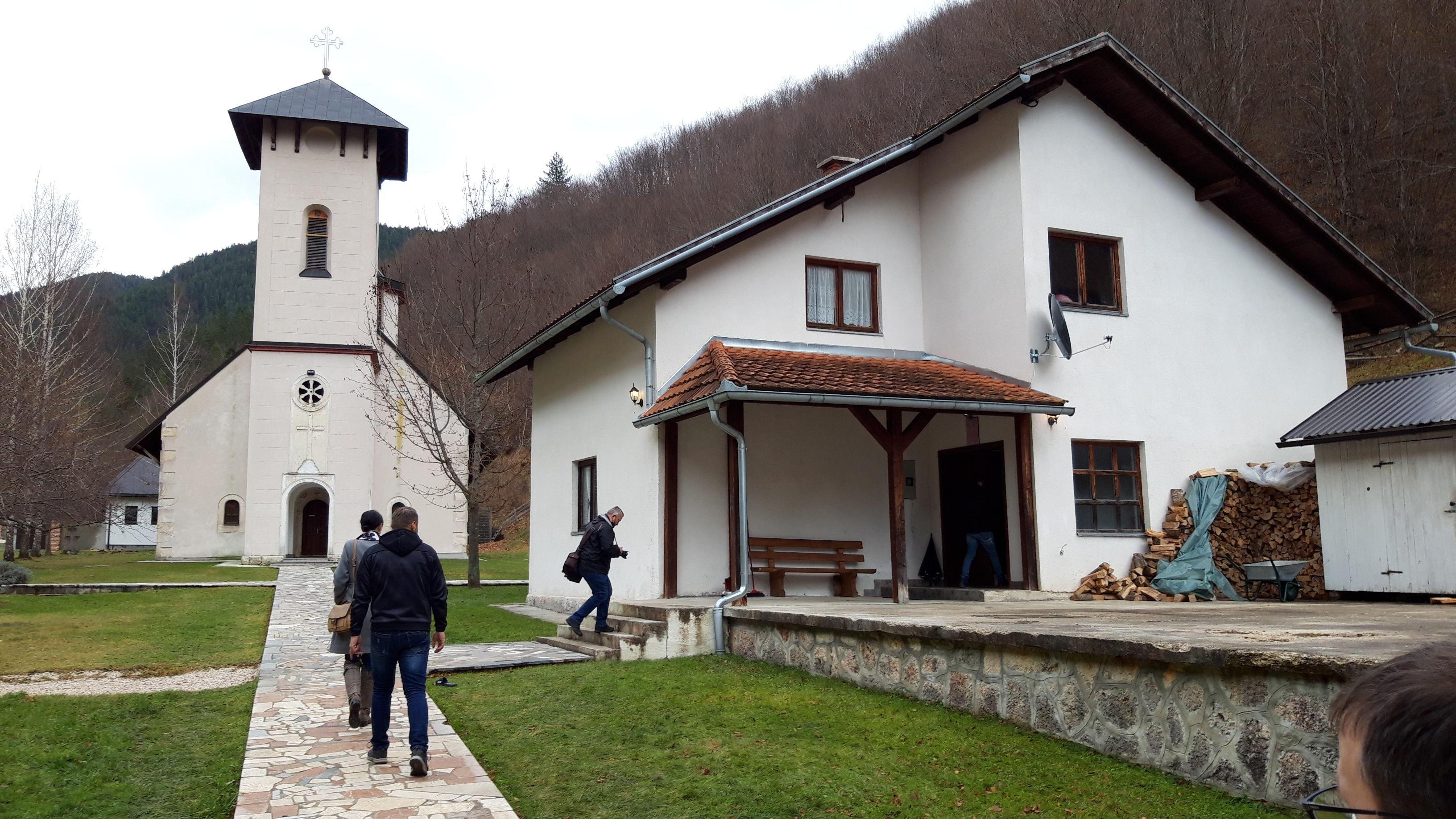 Nožem izbo monaha, zaključao ga u sobi i ostavio da umre