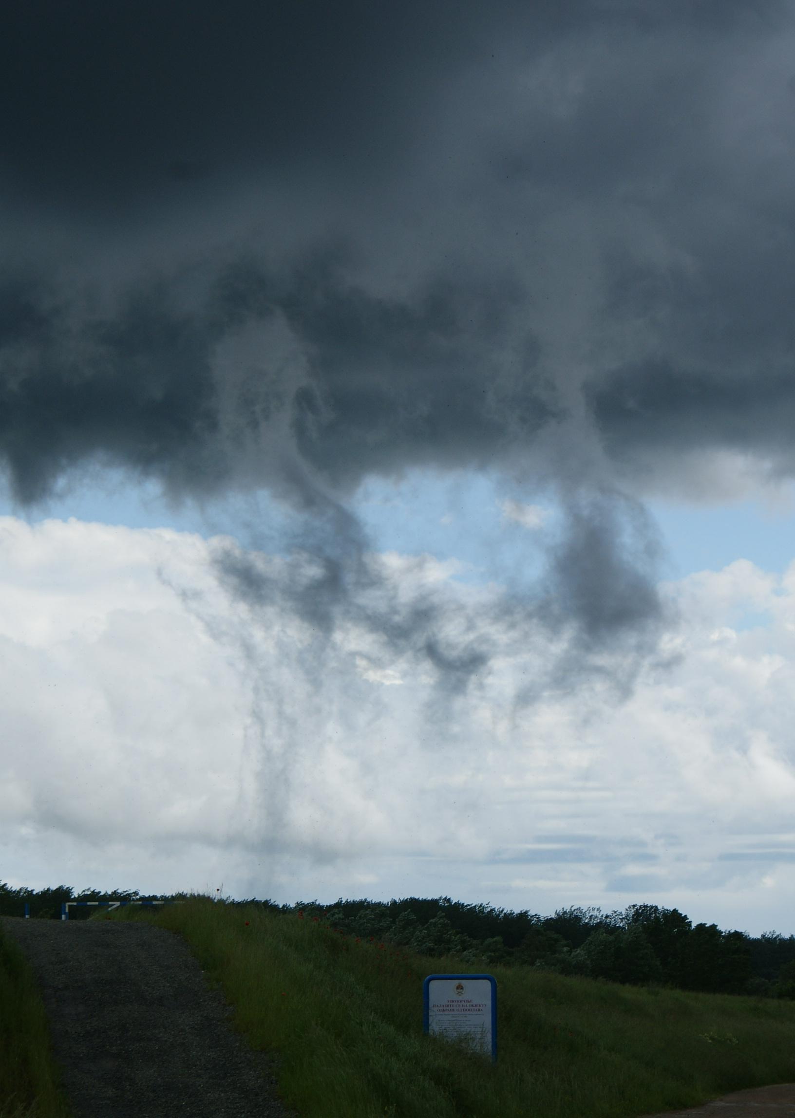 Tornado je pravio snažan vrtlog - Avaz