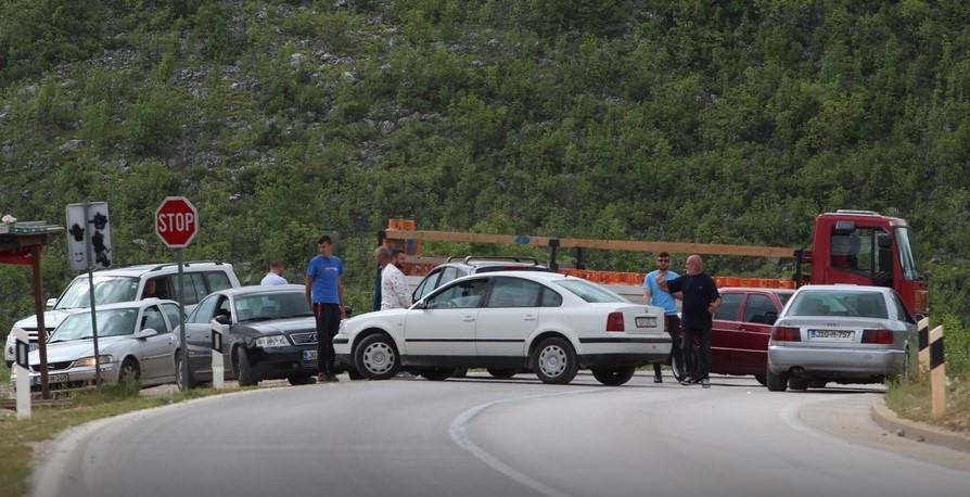 Mještani Zvirovića zbog prašine blokirali cestu, ogorčeni na firmu koja gradi autoput