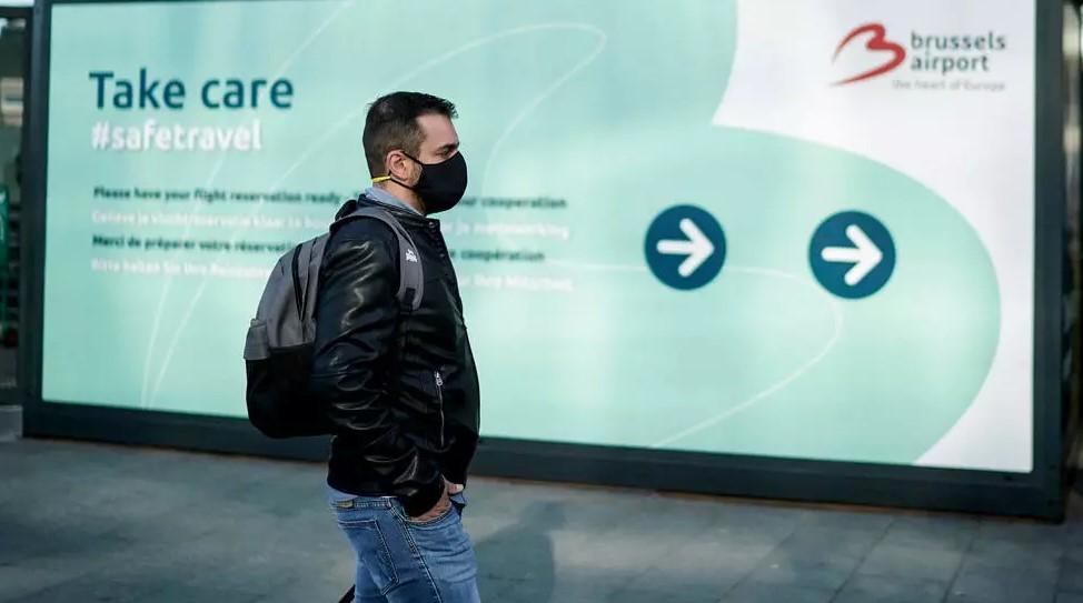 A passenger wearing a face mask arrives at Brussels Airport in Belgium on June 15, 2020 - Avaz