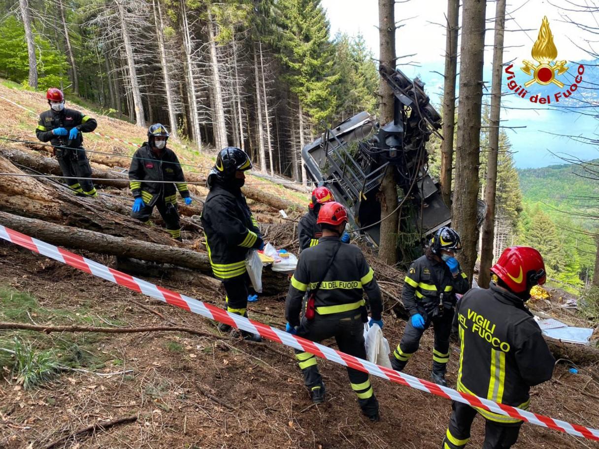 Najmanje 13 poginulih nakon pada kabine žičare u Italiji, dvoje djece kritično