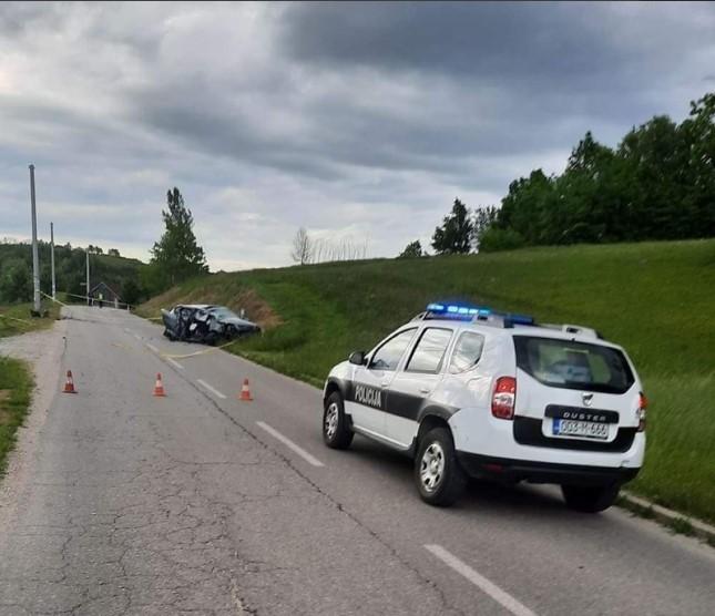 Teška saobraćajna nesreća u Cazinu: Opel sletio s ceste i udario u stub, poginuo 21-godišnjak