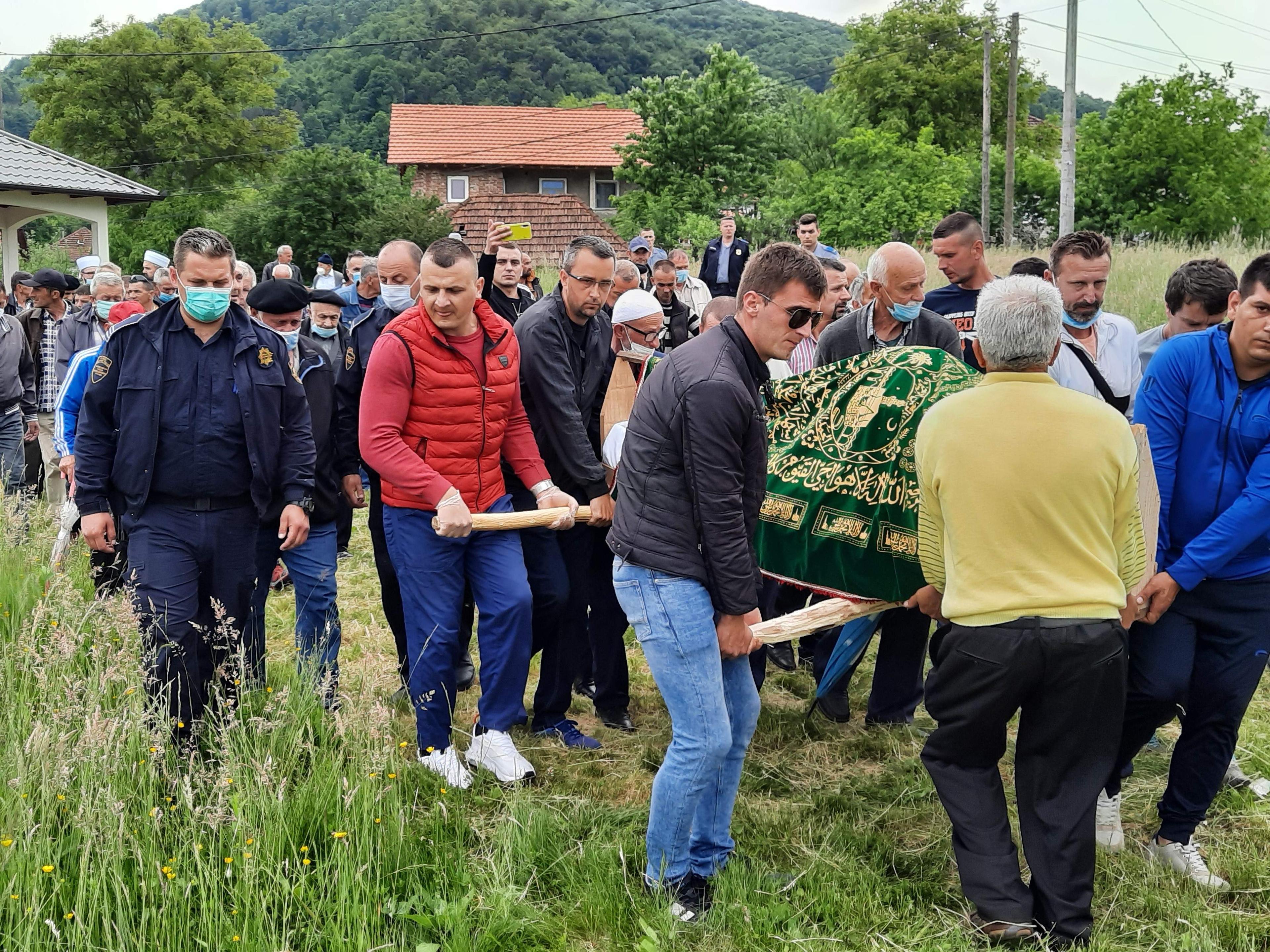 Dženaza majci devetero djece u Gračanici kod Živinica - Avaz