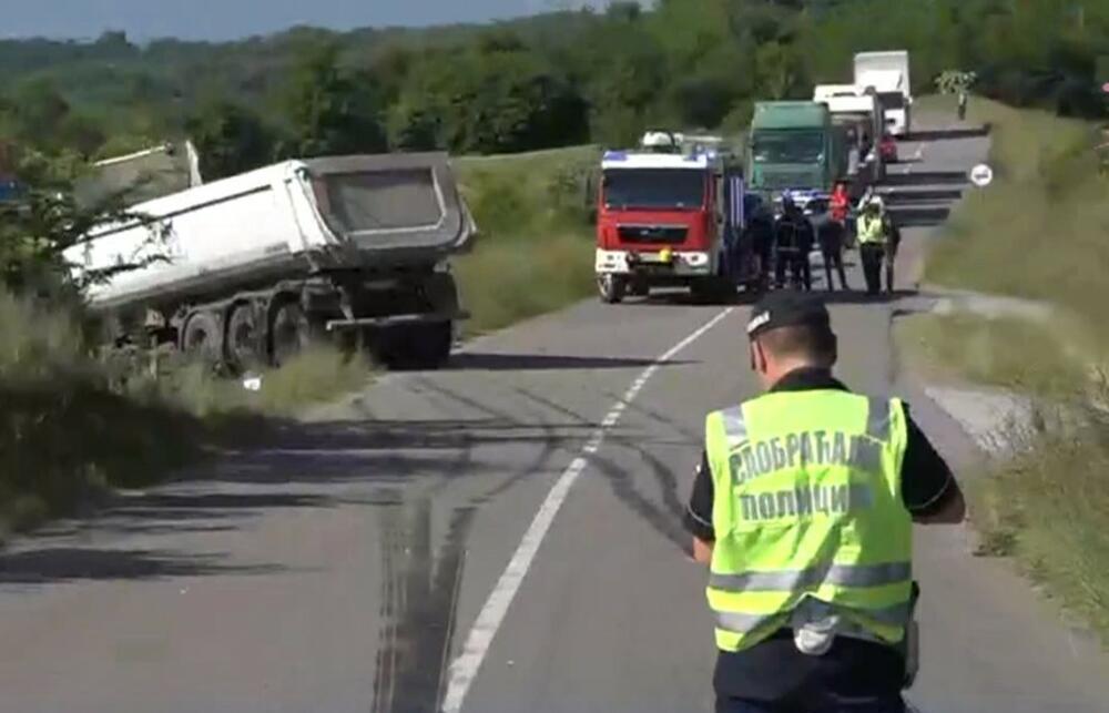 Stravična scena na cesti - Avaz