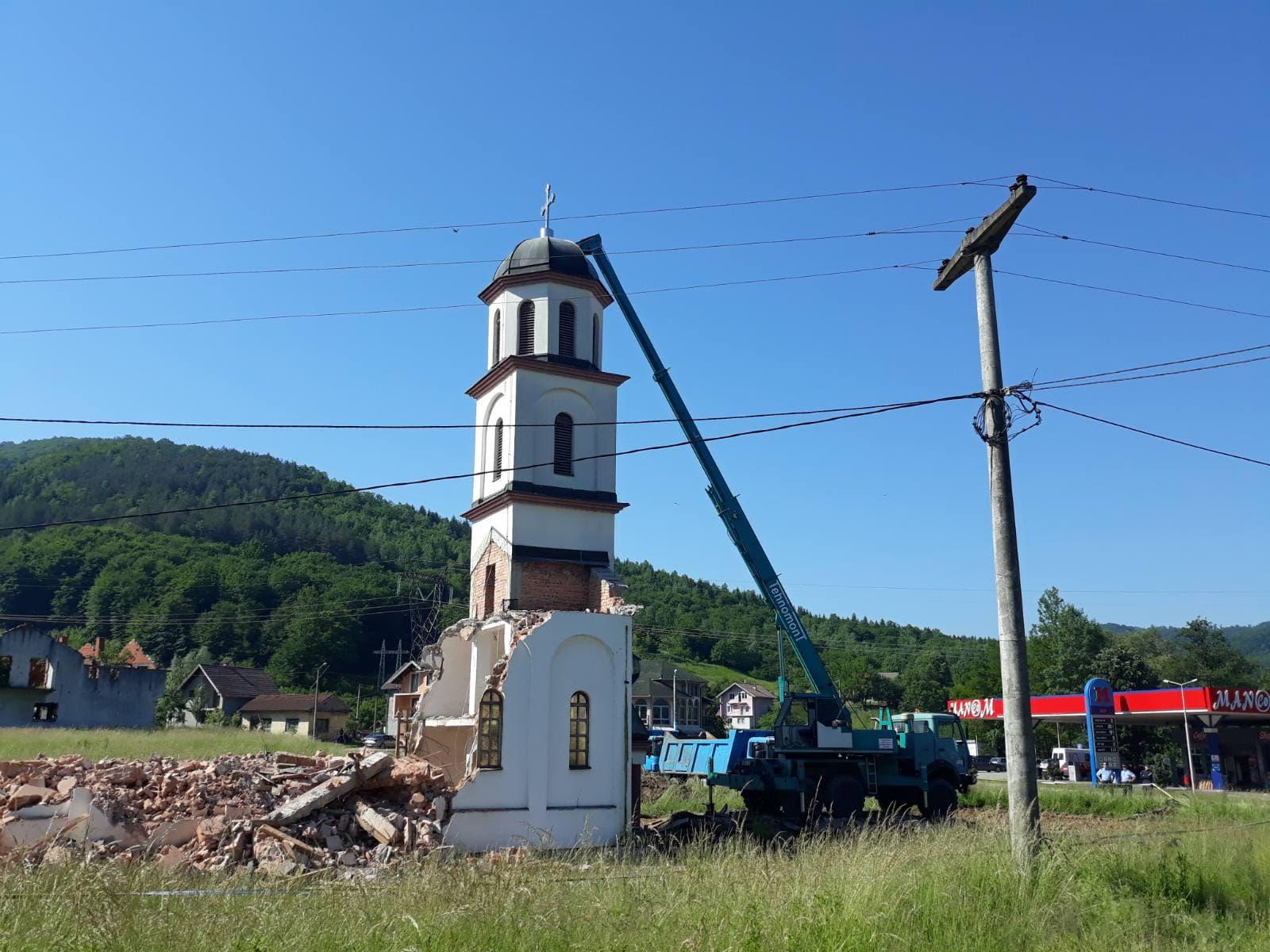 "Avaz" na licu mjesta: Čeka se dolazak krana da se ukloni i krst