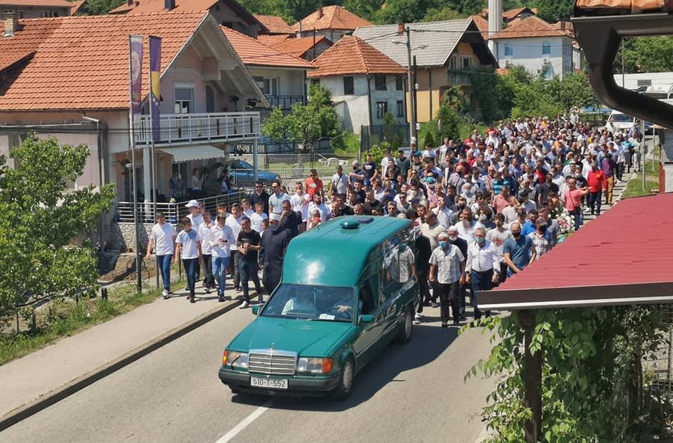 Adisini najbliži su nijemi od bola pogledom ispratili tabut do mezarja Izgon - Avaz