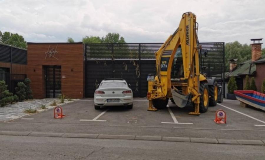 Sin Željke Cvijanović parkirao auto pored bagera koji ruši "Kajak"