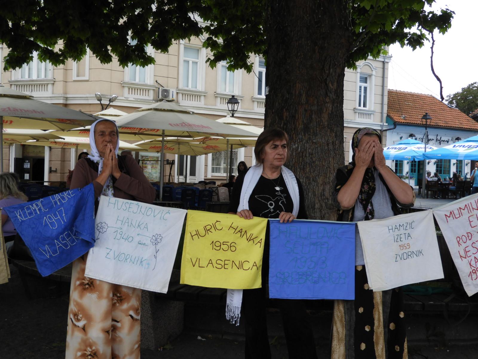 "Žene u crnom" pružile podršku majkama Srebrenice - Avaz