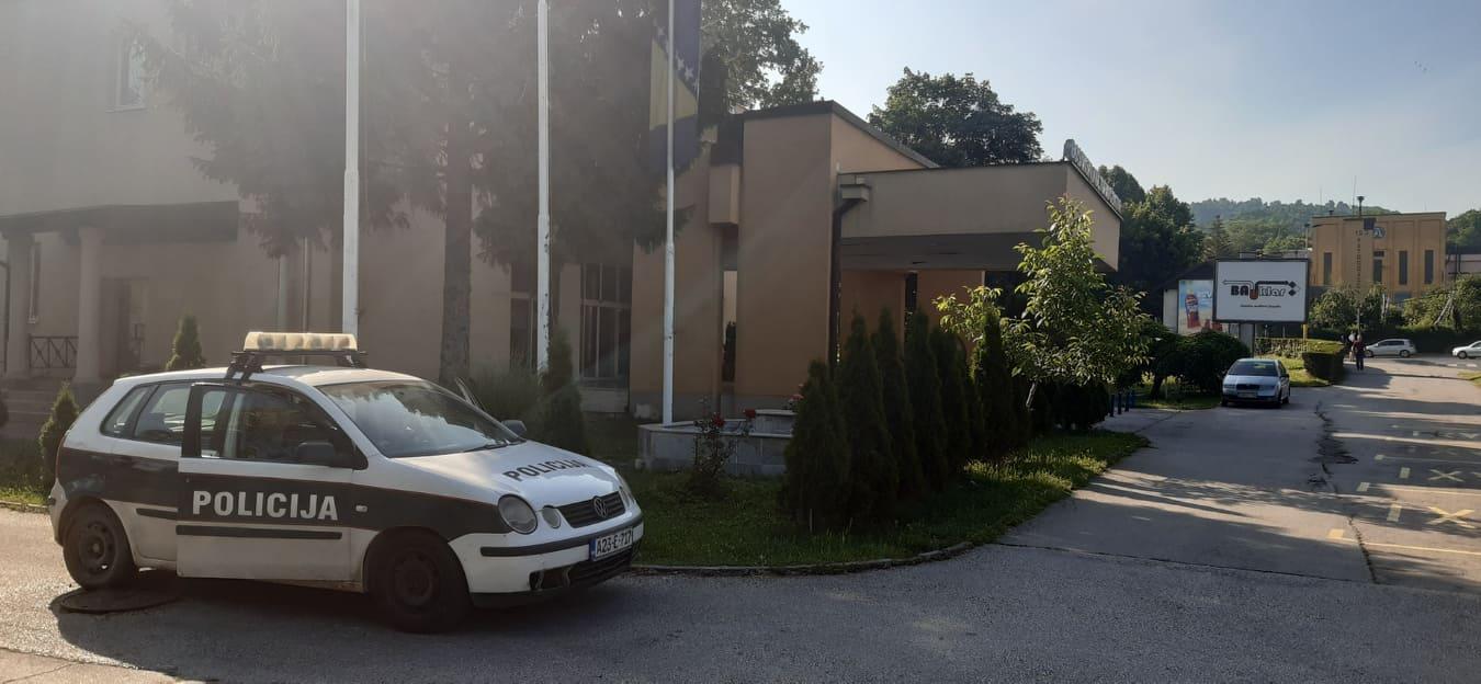 Policija ispred zgrade Američkog univerziteta u Tuzli - Avaz