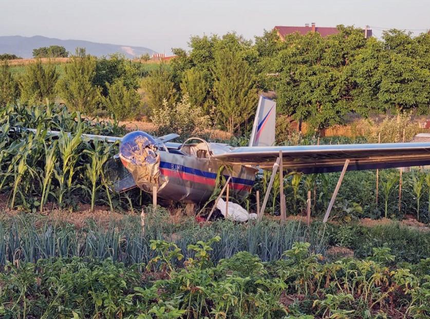 Mali avion pao u polje kukuruza - Avaz