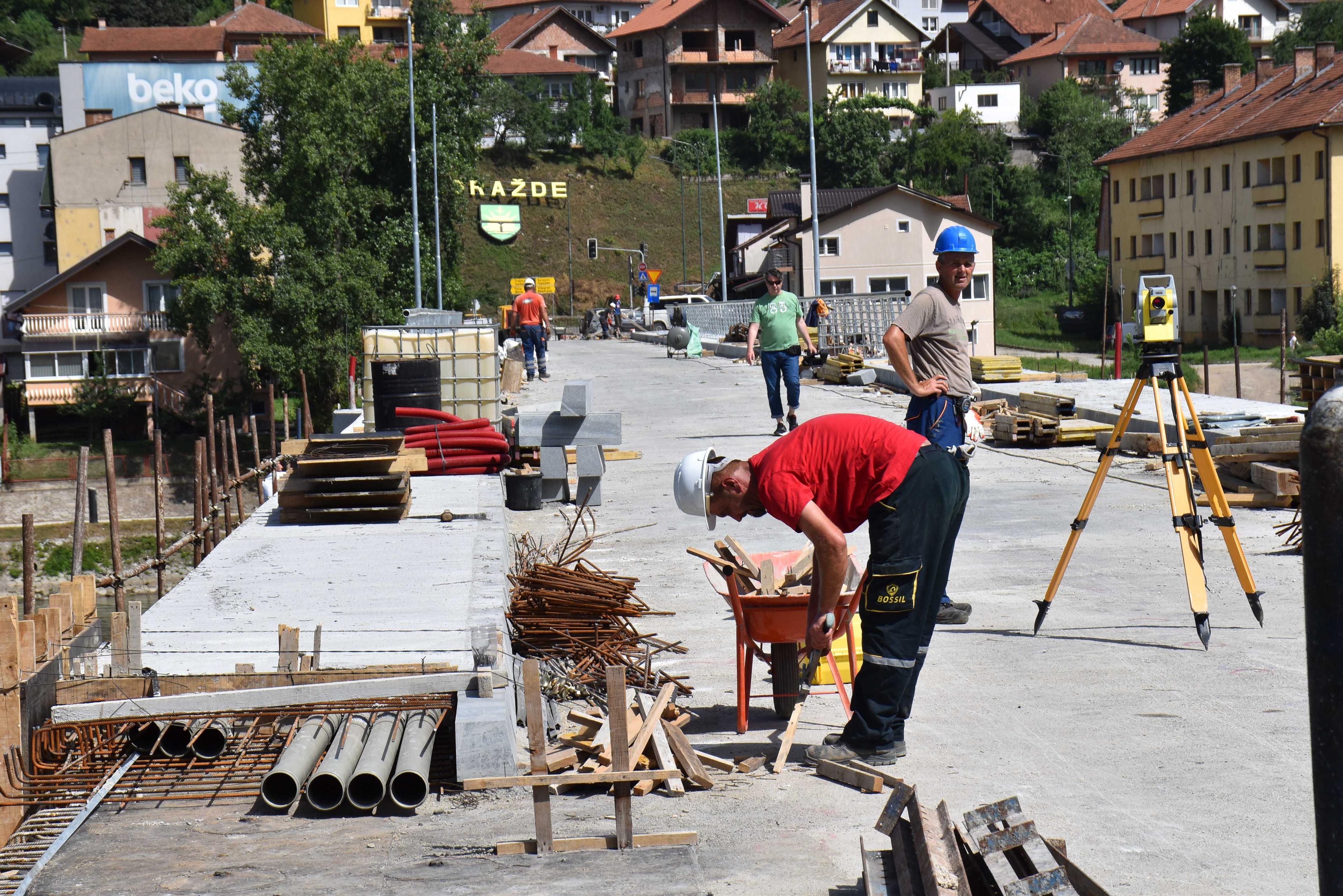 Žega otežava radnicima posao - Avaz