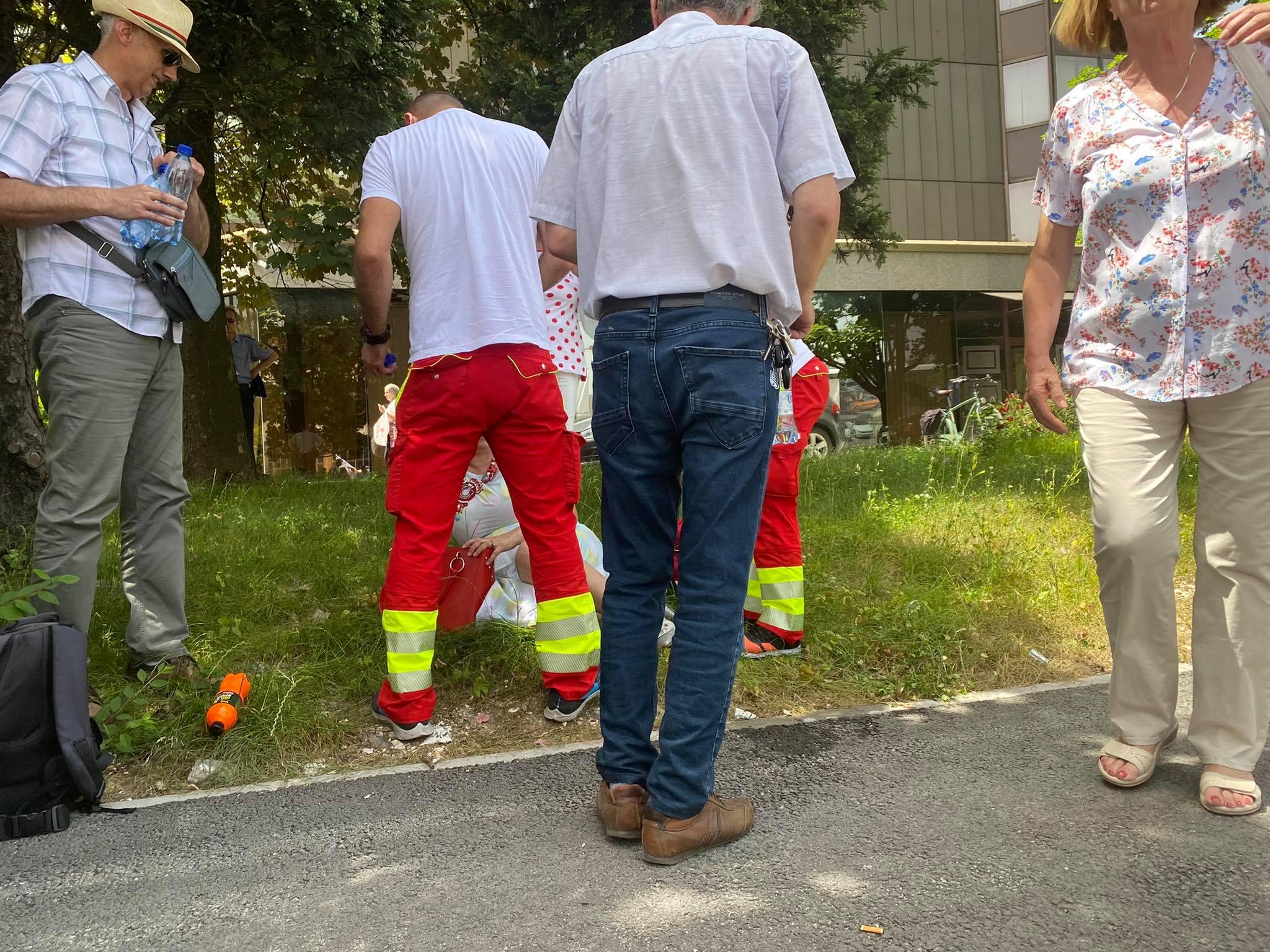 Drama na protestima: Pozlilo ženi, Hitna pomoć je odvezla