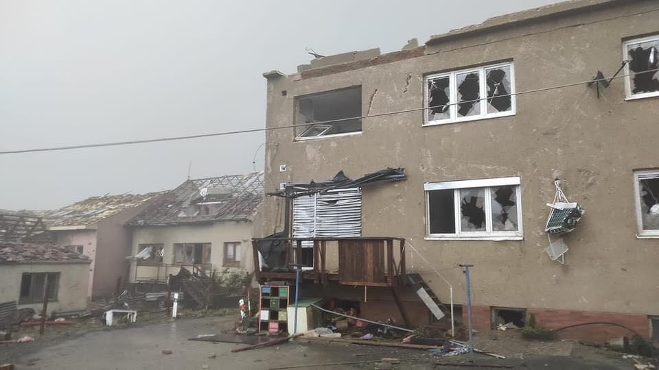 Tornado poharao Južnu Moravsku, automobili padali na kuće, sela sravnjena sa zemljom