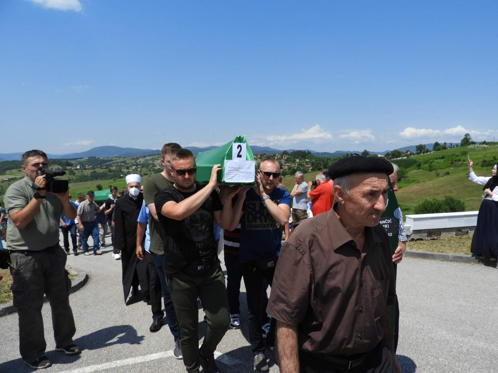 Klanjana kolektivna dženaza u Vlasenici: Dok su spuštali nevine žrtve u kabur, komšije se veselile uz trubače