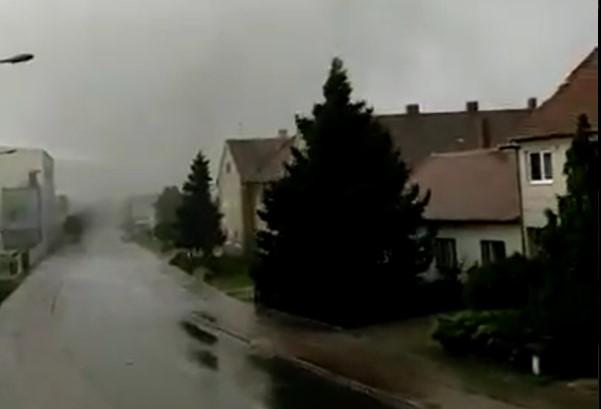 Hrabri Čeh Radovan snimio razarajući tornado i poslao video policiji