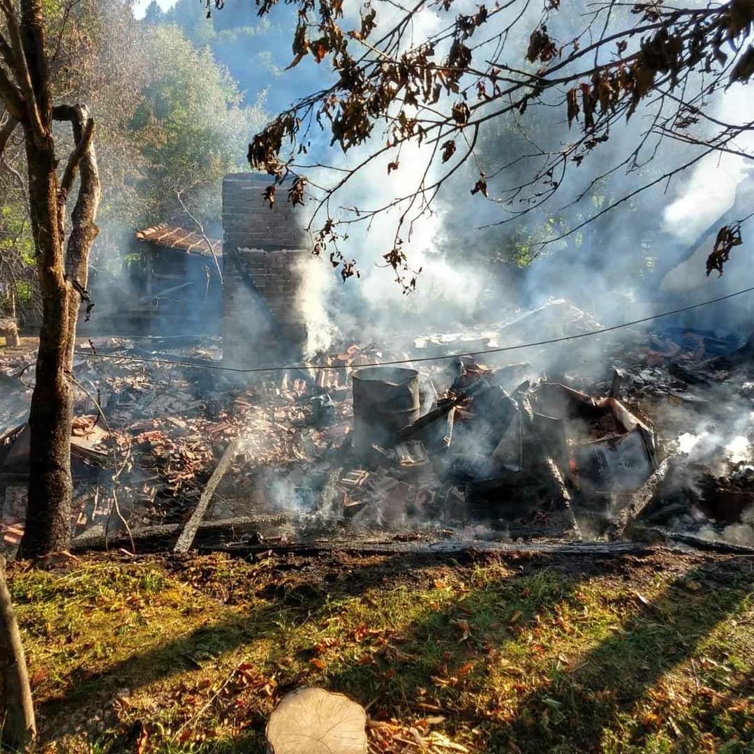 Starica nastradala u požaru: Benzinom pokušala da zapali vatru kako bi gostima napravila kafu