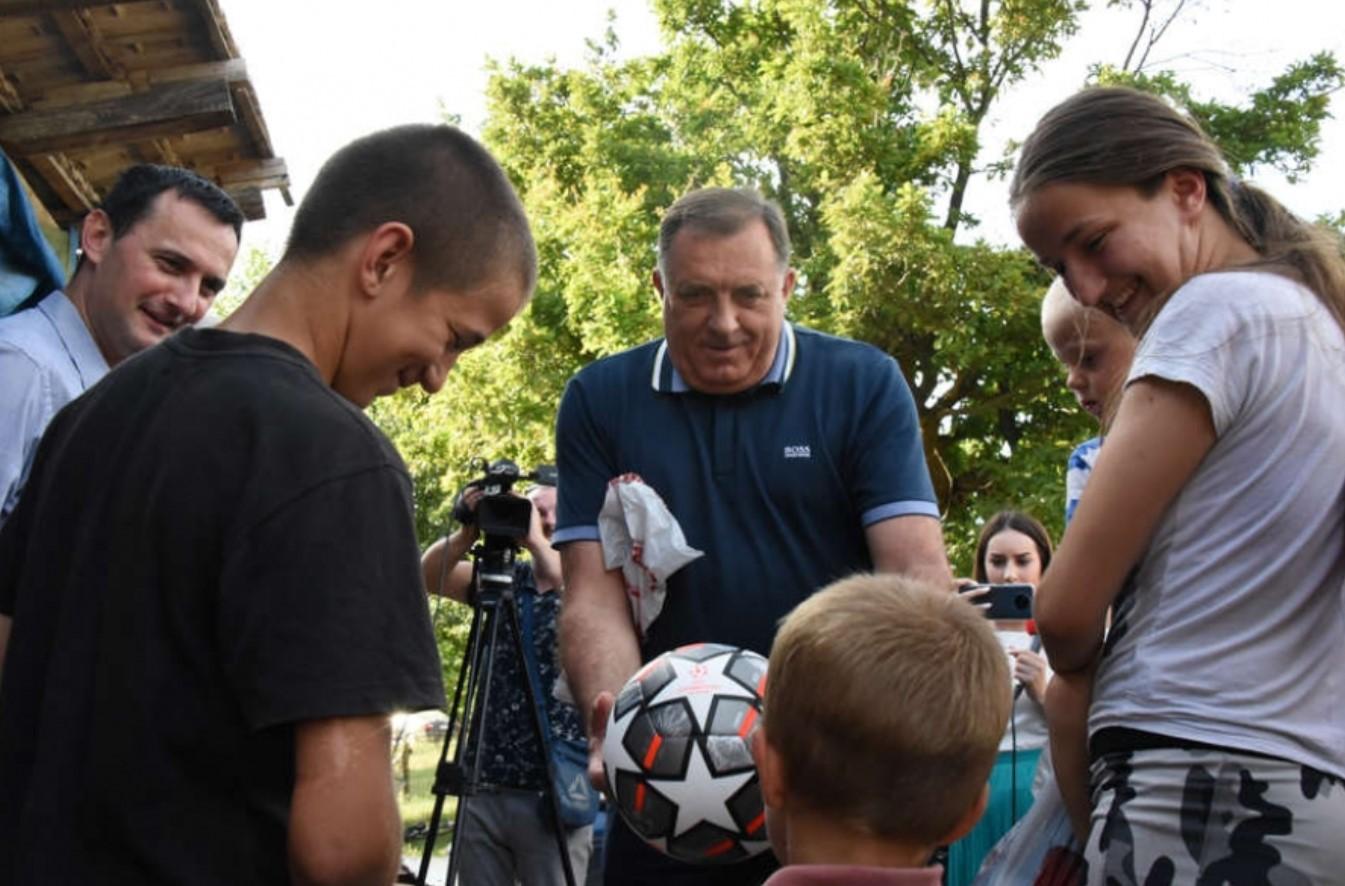 Milorad Dodik uručio traktor samohranom ocu petero djece