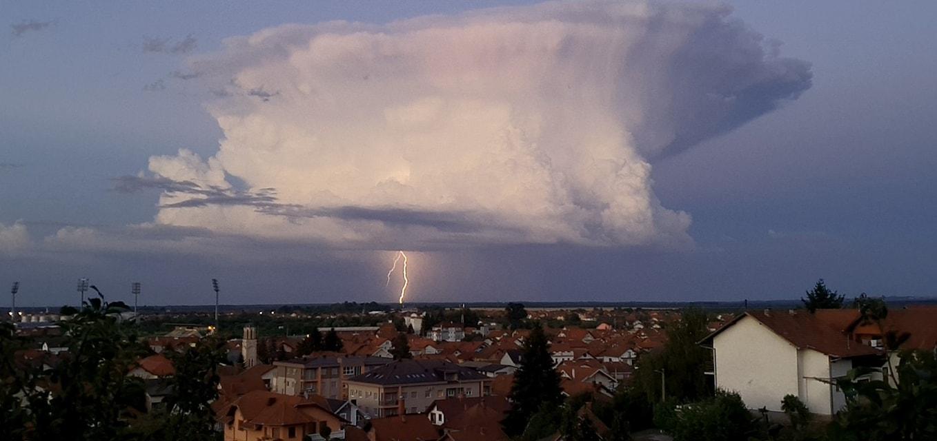 “Neobičan” oblak na sjeveru BiH - Avaz