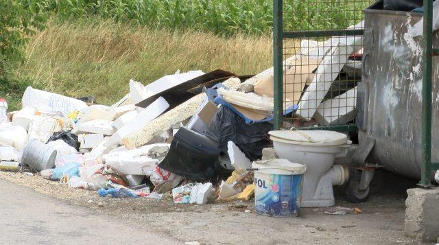 Kabasti otpad mnogi ostavljaju pored kontejnera - Avaz