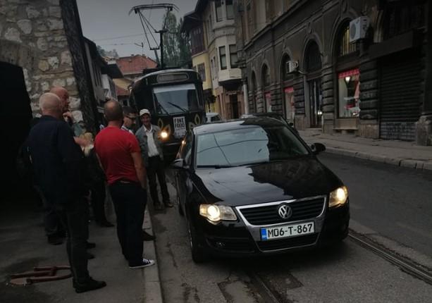 Nesmotreni vozač izazvao saobraćajni kolaps na Baščaršiji: Zaboravio ključeve u vozilu