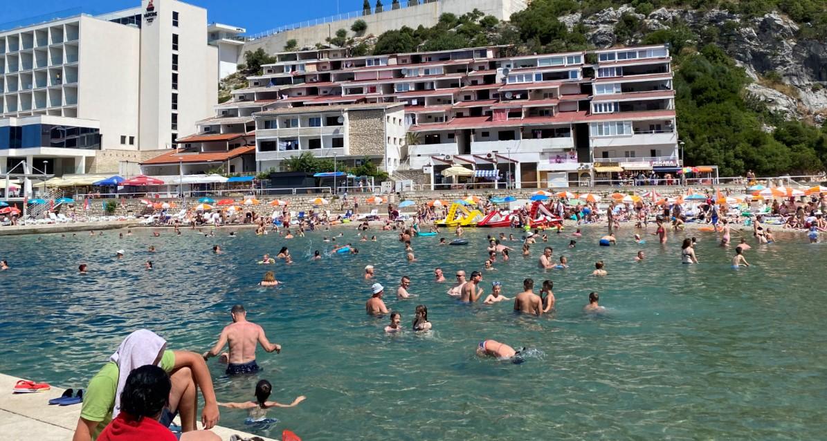 Neum danas podsjeća na stara dobra vremena - Avaz