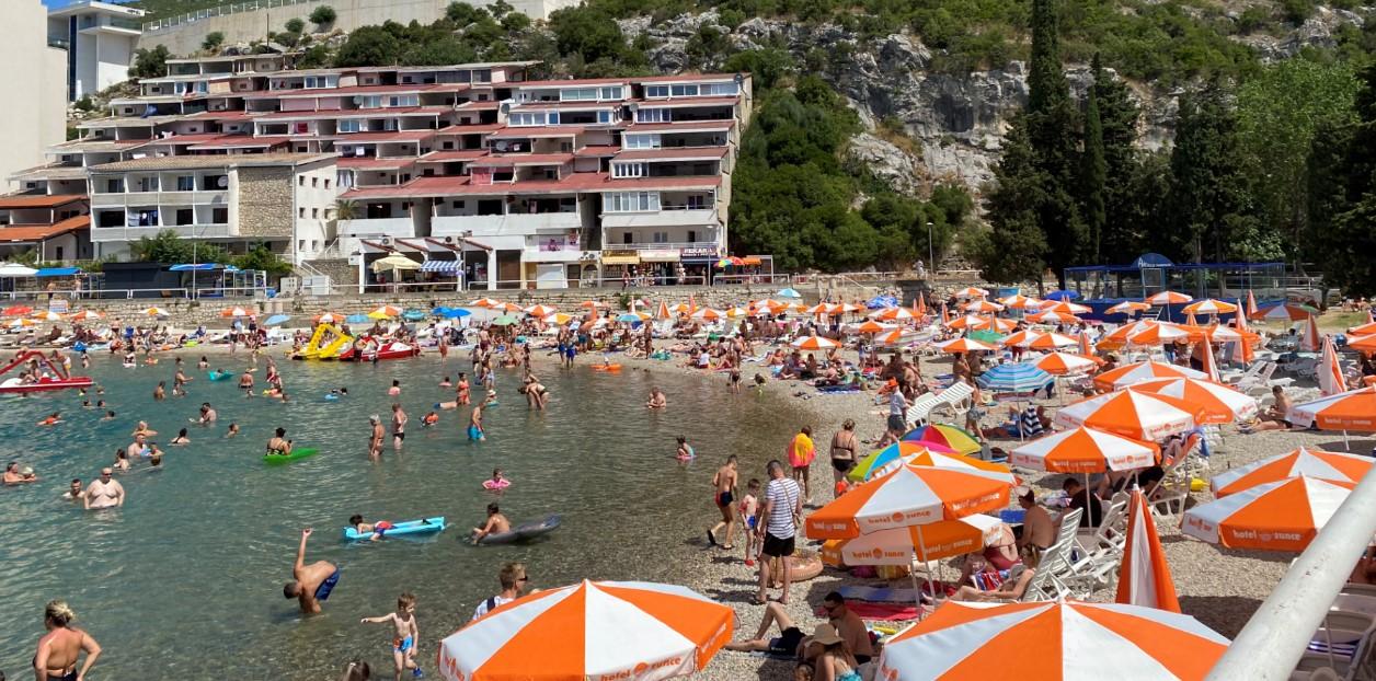 Bosanski Monte Karlo: Neum krcat, traži se mjesto više na plaži, a cijene prihvatljive za sve