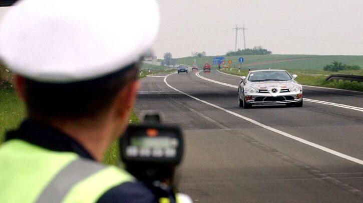 Vozač iz BiH s djetetom u autu vozio 250 km/h i blicao policijskom presretaču