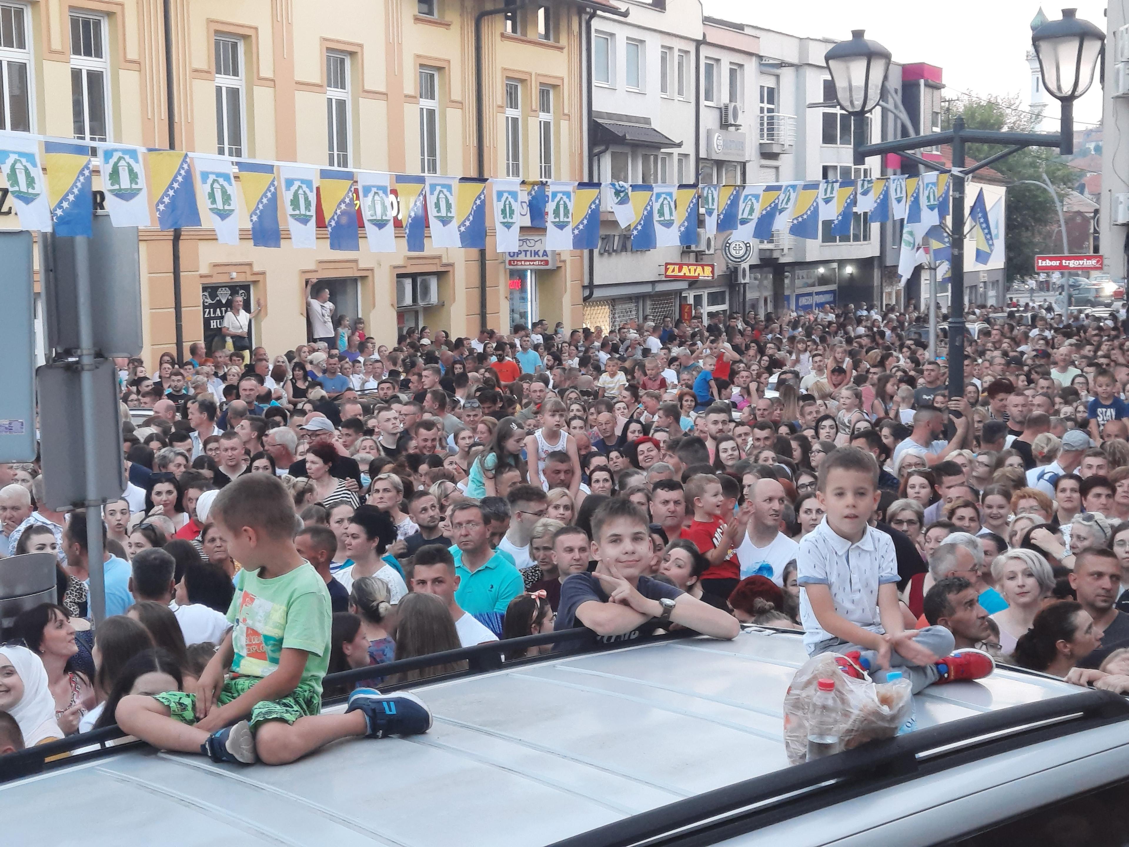 Tražilo se mjesto više, na krovovima  parkiranih automobila - Avaz