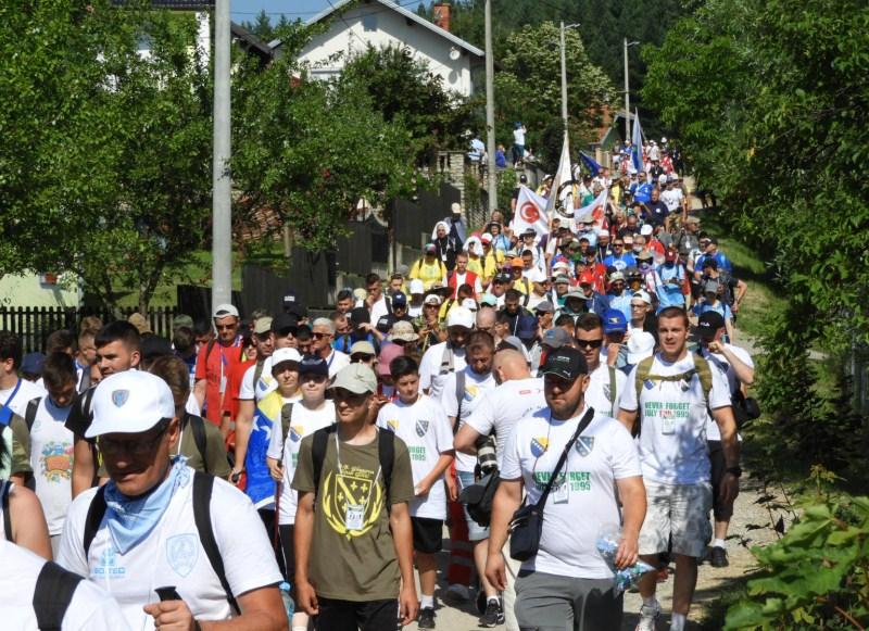 Iz Nezuka krenuo Marš mira: Hiljade ljudi odaju počast žrtvama genocida u Srebrenici