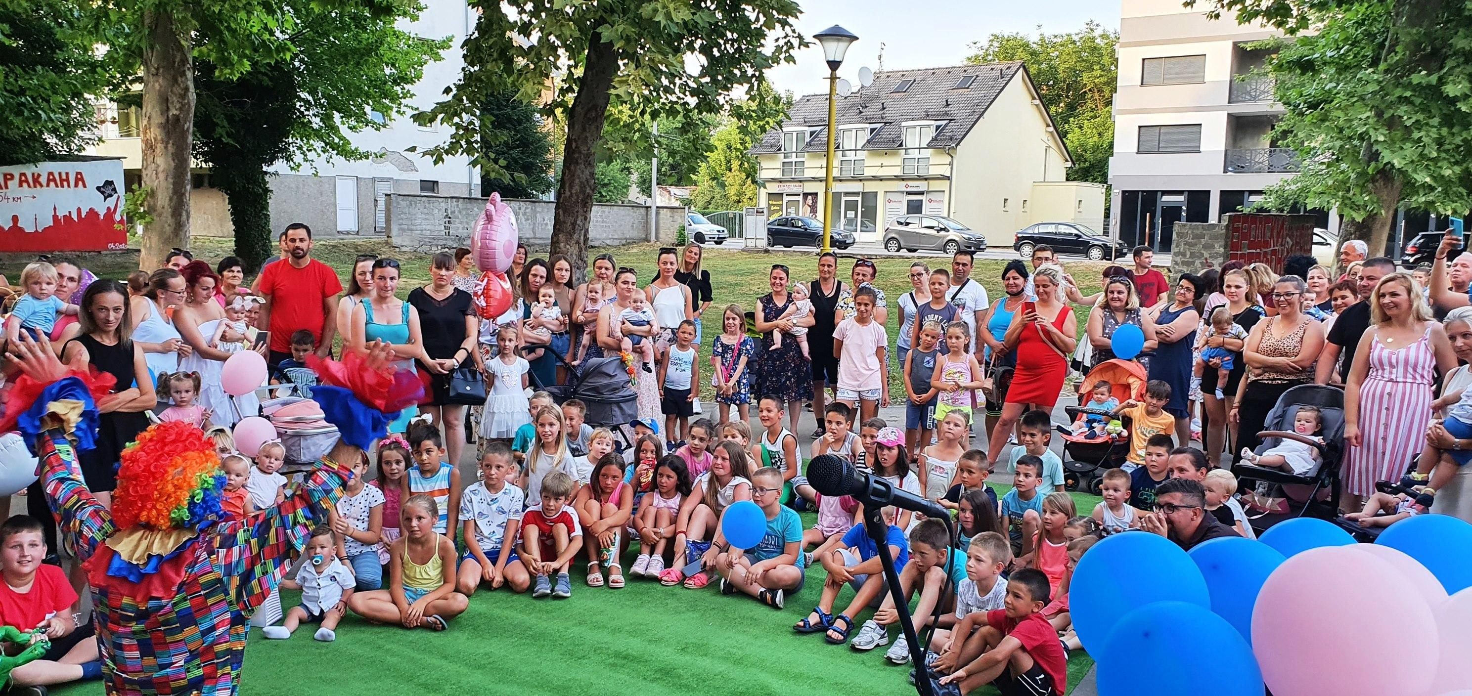 Zanimljiva manifestacija: Formirano "tročlano predsjedništvo" beba