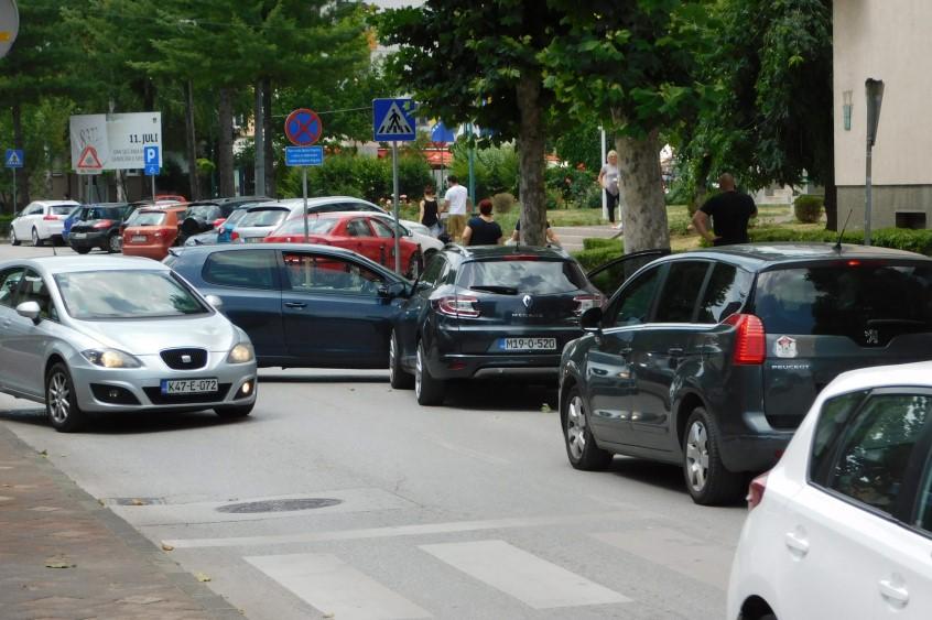 Udes u Vogošći: Sudarila se dva vozila, velike gužve u saobraćaju