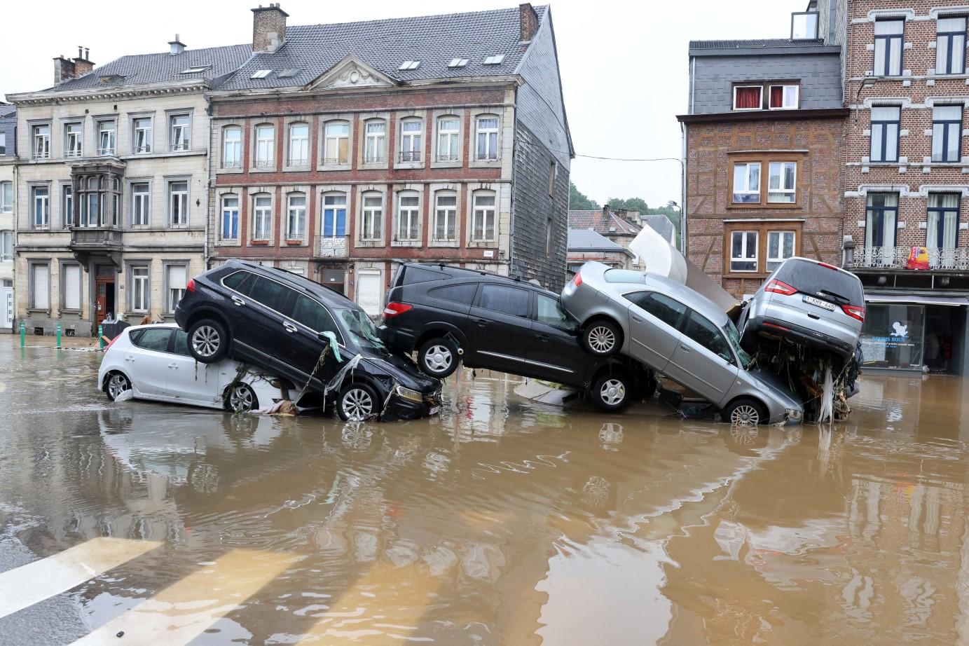 Nagomilani automobili na kružnom toku u belgijskom gradu Vervirsu - Avaz