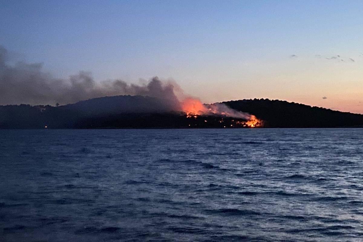 Vatrogasci se bore s vatrenom stihijom - Avaz