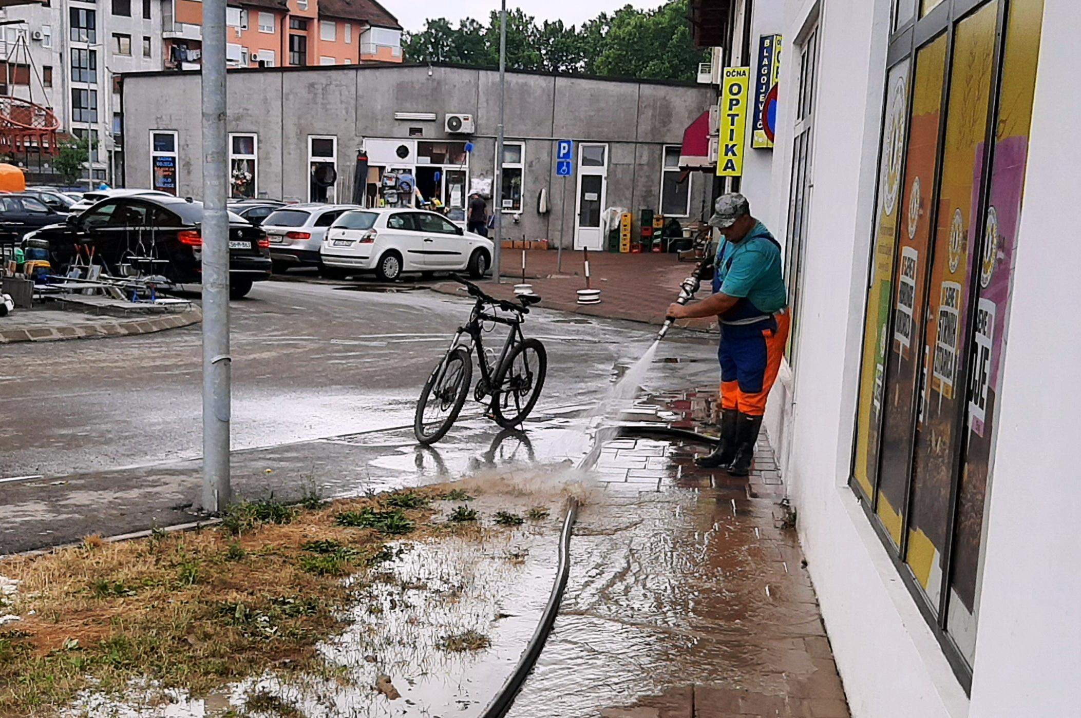 U Modriči se saniraju štete nakon sinoćnjih poplava: Ulice osvanule pod blatom