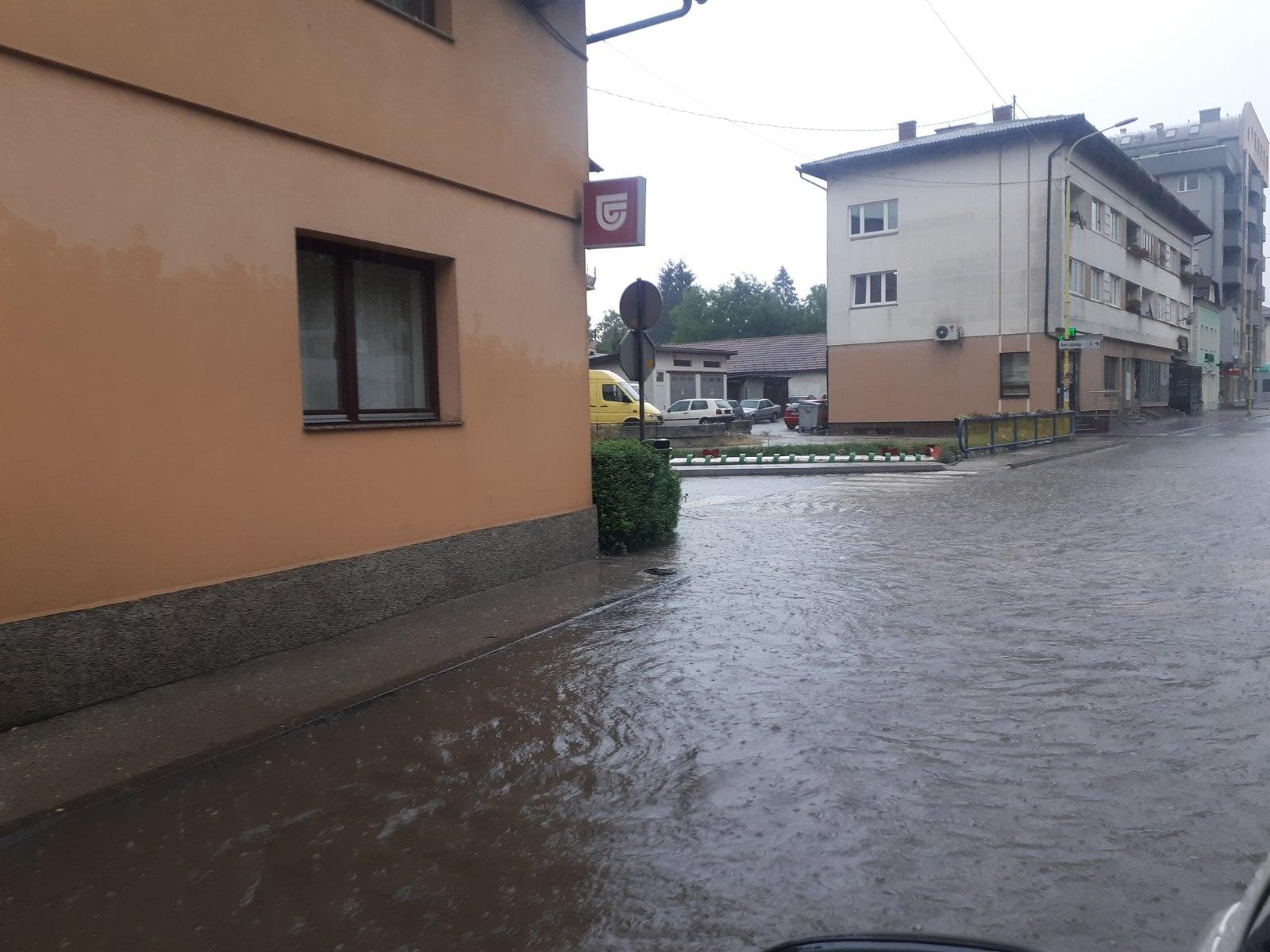 Građani ogorčeni zbog poplavljenih ulica u Žepču, problem nisu samo kiše, već i odvod