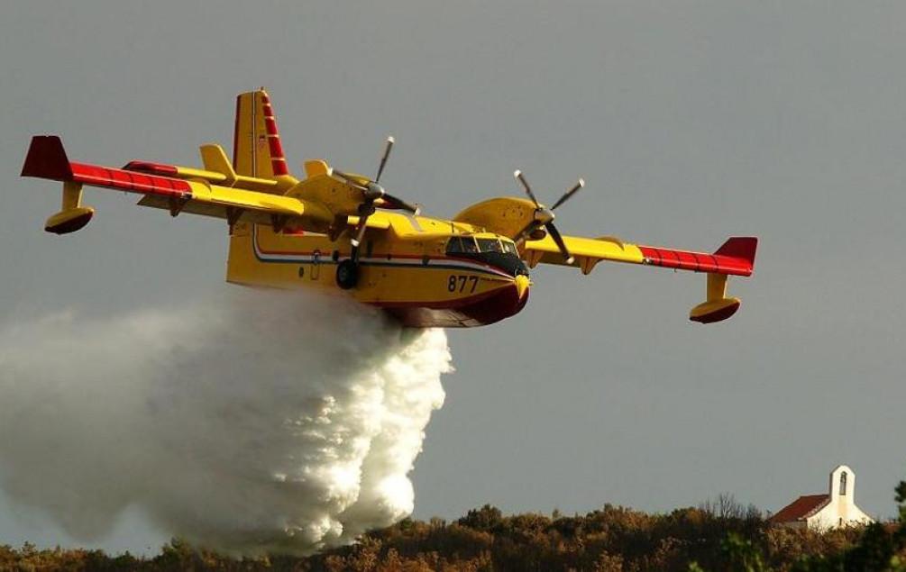 Požari kod Zadra i Splita: U gašenju vatrenih stihija učestvuju kanaderi i helikopter