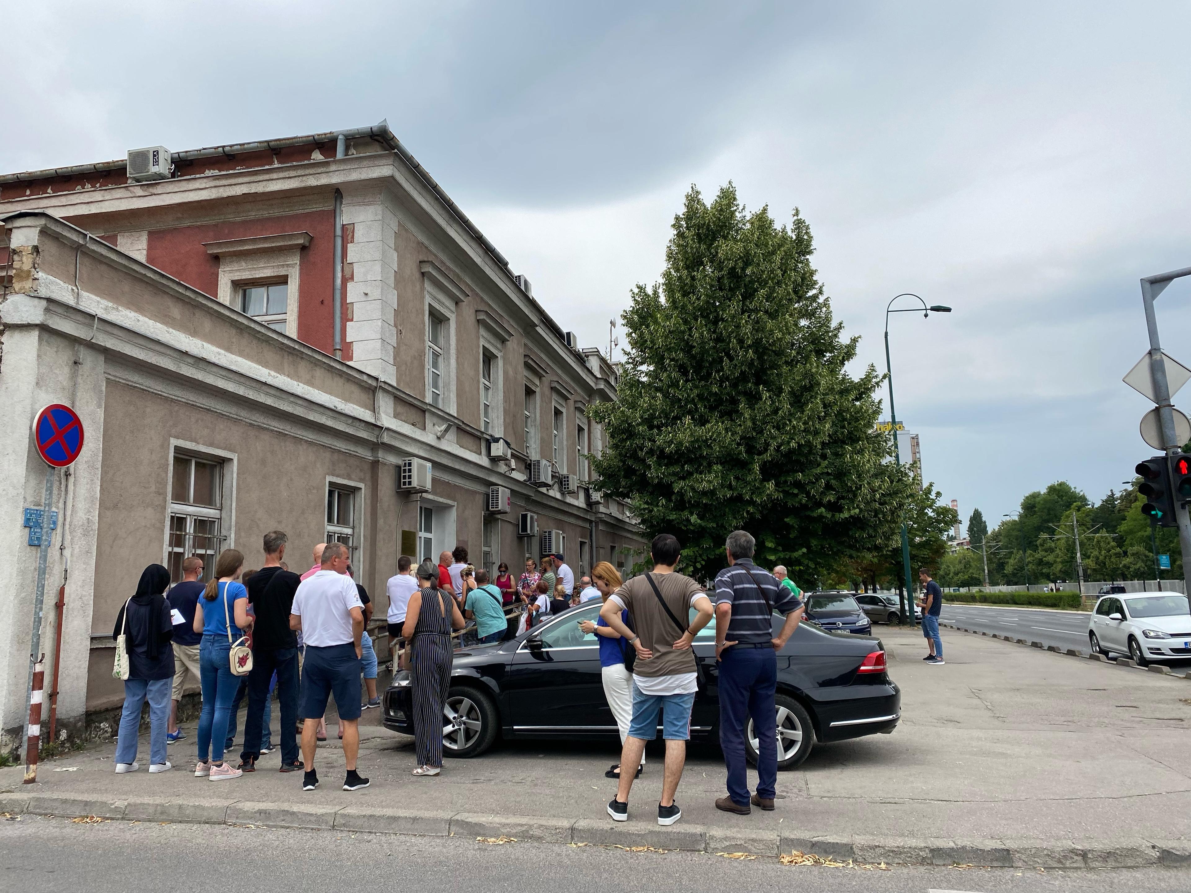 Sarajlije u redu za novi pasoš čekaju i po nekoliko sati, MUP produžio radno vrijeme