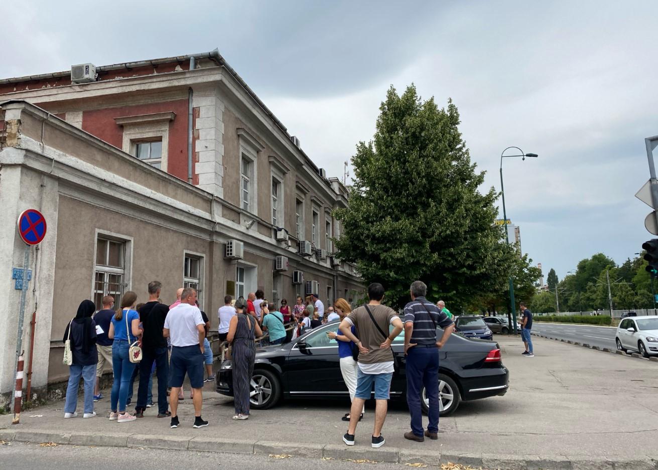 Fizička distanca se ne poštuje, a mnogi stoje u gužvi bez maske na licu - Avaz